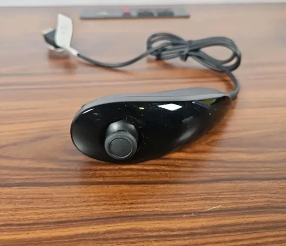 Controle original Nintendo Wii nunchuk preto.