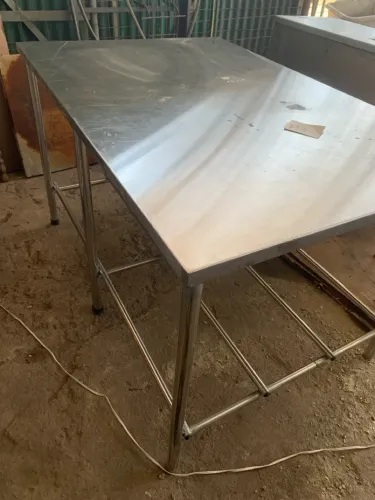 Mesa de inox com prateleira parte de baixo