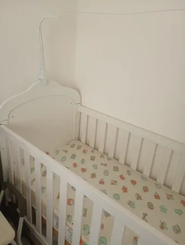 Berço Americano Branco com Detalhe Estofado (Seminovo) + Colchão Grátis