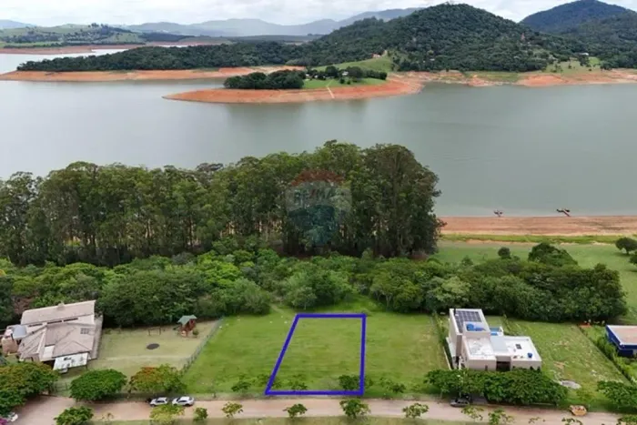 Terreno Pé na Água em Condomínio de Alto Padrão