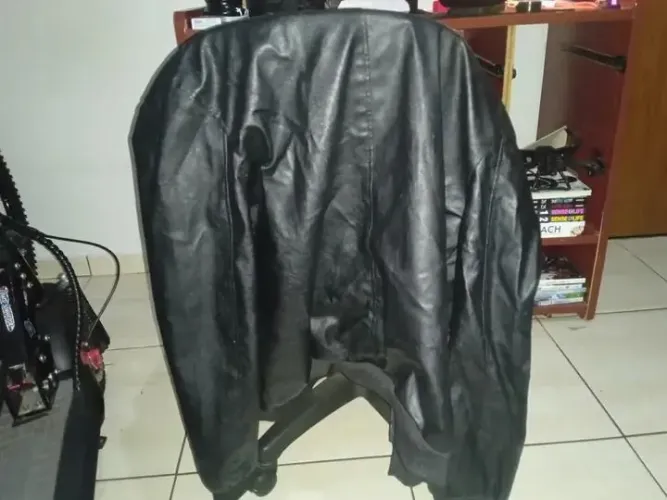 JAQUETA DE COURO PRETA COM BOLSOS INTERNOS 