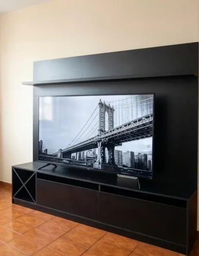 Rack Com Painel Para Tv Até 65 Polegadas Com Adega E Cor Preto