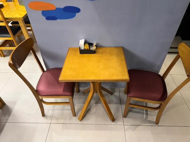 ? MESA DE MADEIRA MACIÇA - ESTILO BAR / RESTAURANTE