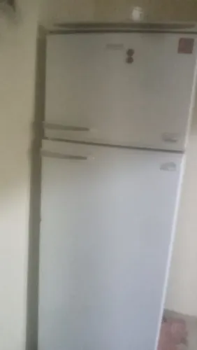 Vendo geladeira funcionando apenas tem que trocar a borracha (obs:preço negociável) 