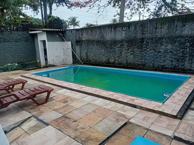 Casa de esquina na Praia de Pernambuco com piscina 6x3 valor R$590 mil.