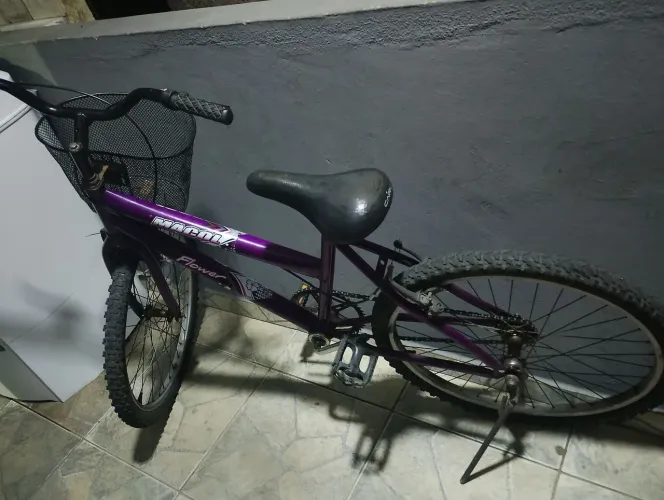 Bicicleta roxa aro 26.