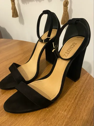 Sandália de salto schutz preta