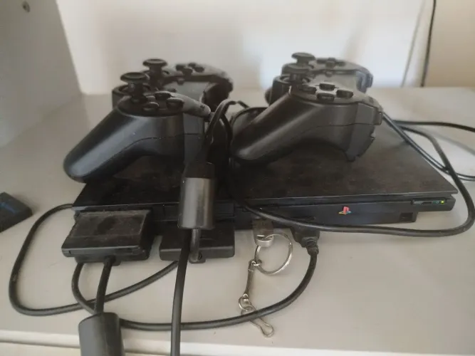 Vendo Playstation 2 desbloqueado e com dois controles e duas memory card