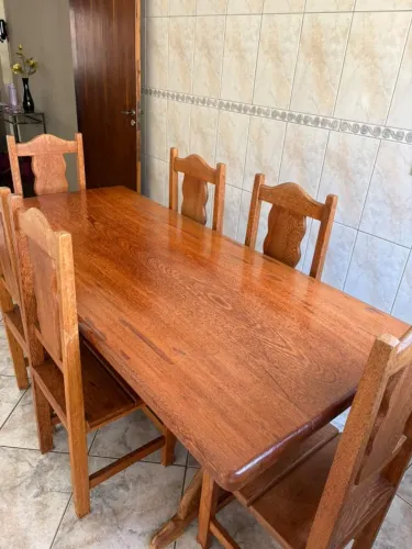 Mesa de jantar de madeira - 6 lugares