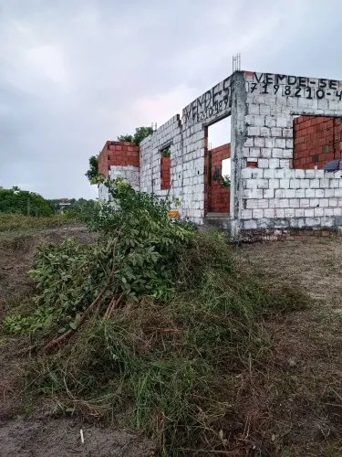 Terreno com  uma construção 