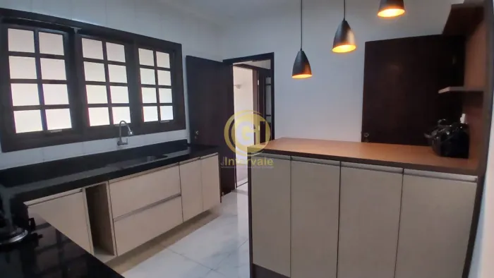 CASA PARA LOCAÇÃO EM CONDOMINIO FECHADO COM PISCINA 2 QUARTOS SENDO 1 SUITE 2 VAGAS COBERT