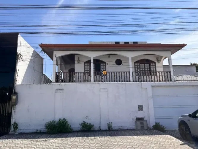 Aluga-se excelente casa na Rua Jovino Dinoá esquina com Av. Procópio Rola.