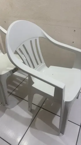 Cadeira branca com apoio para os braços