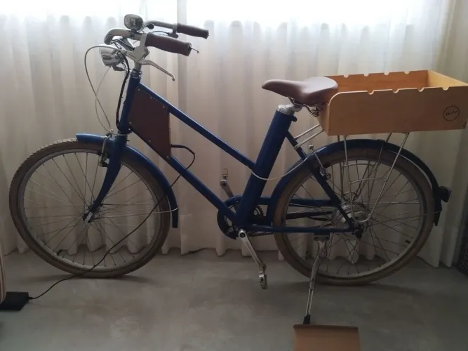 Bicicleta elétrica ergonômica vintage azul brilhante
