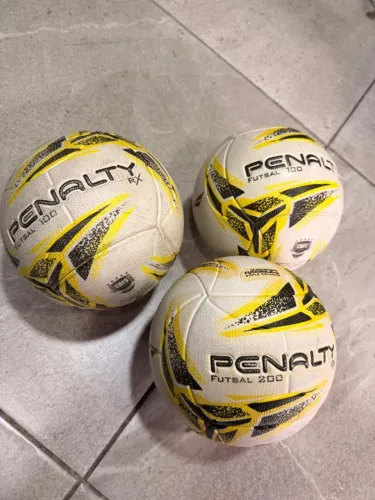 Duas bolas de Futsal Penalty RX 100 e uma bola de Futsal Penalty RX 200