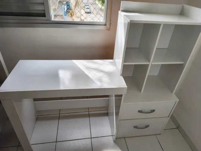 Vendo Mesa de Computador e Escrivaninha Branca