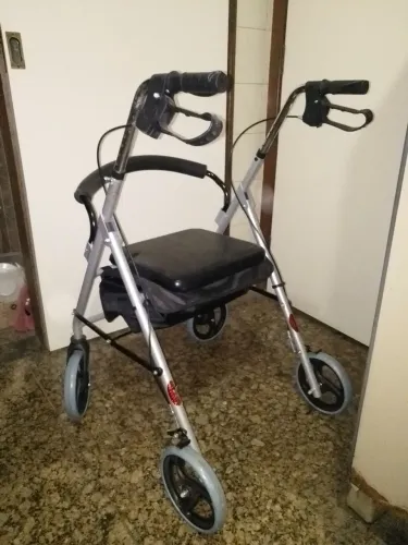 Andador articulado/dobrável de 4 rodas com assento e encosto