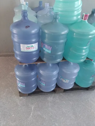 Vendo água galão de 20 litros