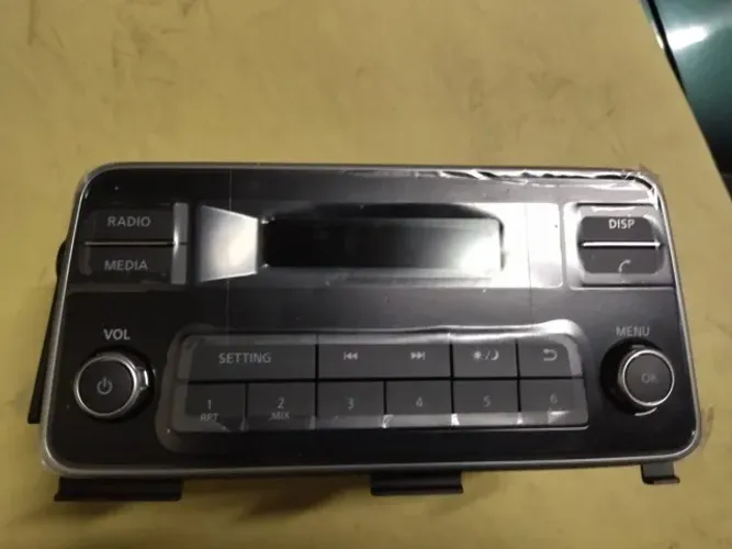 Radio Nissan modelo CMF-R3000M-16C-B - Nunca Usado