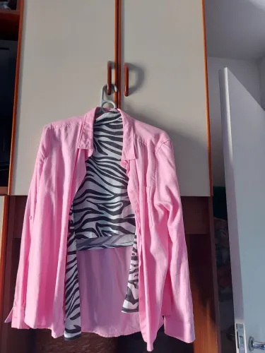 Vende-se uma camisa rosa G valor 60 com direito a mais uma