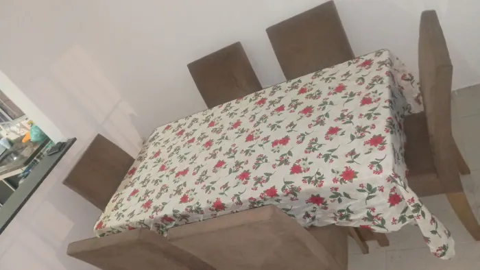 Mesa grande com 6 cadeiras ( detalhe vidro quebrado c/fita ) 
