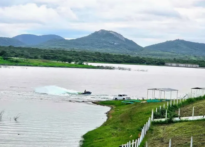 Terreno Pé na Água na Barragem Pedro Moura - Chácara / Sítio