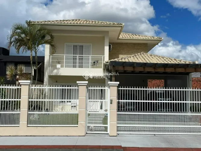 Casa 2 Pavimentos, 3 Dormitórios, 4 salas e 4 banheiros com piscina e área gourmet.
