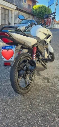 Vendo Yamaha Fazer 150 2014, cor branca, em ótimo estado.