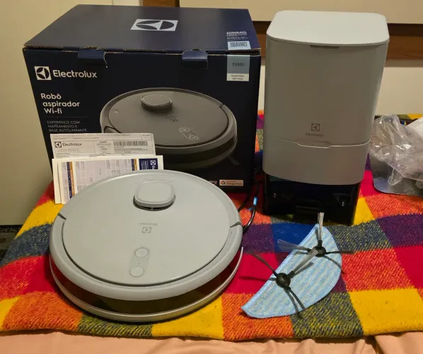Aspirador robo Electrolux ERB80 com Torre autolimpante 127v