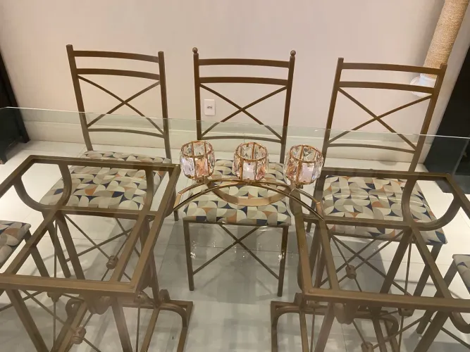 Mesa de vidro e base de ferro dourada 8 lugares com cadeiras