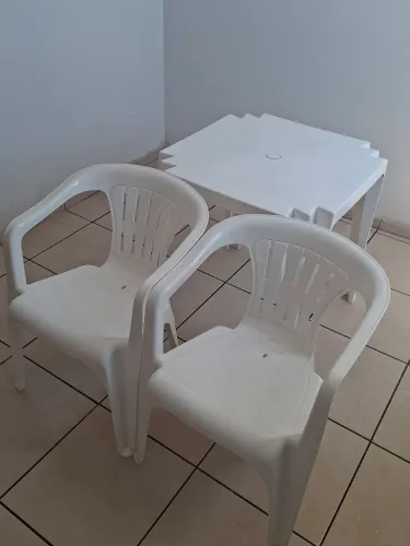 02 cadeiras e 01 mesa 