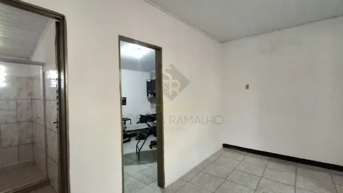 casa à venda com área de churrasco e piscina, além de apartamento independente no bairro J