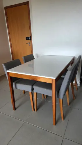 Mesa de jantar com 4 cadeiras
