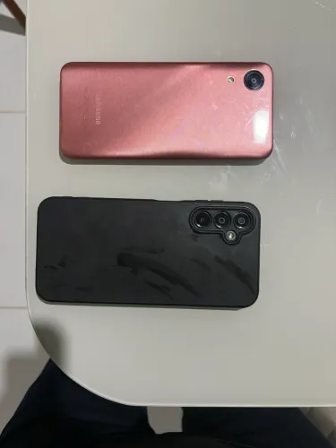 Vendo 2 Celulares em ótimo estado de conservação.