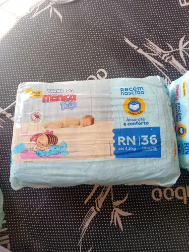 Dois pacotes de Fralda de bebê RN