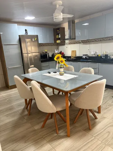 Vendo mesa tampo de vidro e pés madeira maciça 160x90 cm