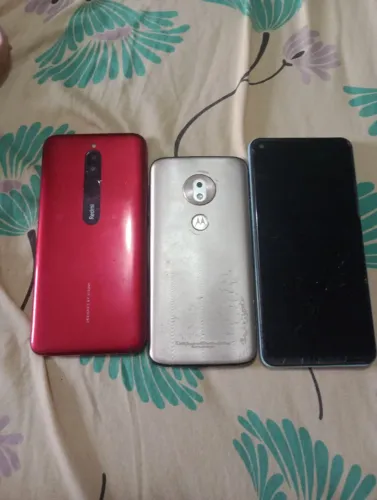 Vendo telefone com defeito 3 telefone por :135$