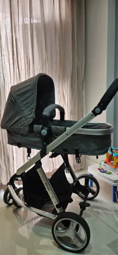 Carrinho de bebê com bebê conforto