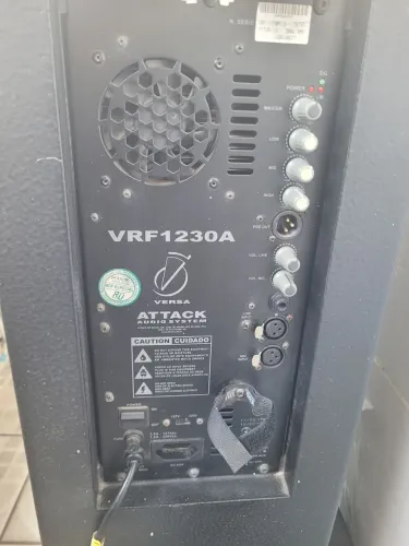 Caixa Amplificada Attack VRF 1230A, alto falando de 12" polegadas e 300W Rms.