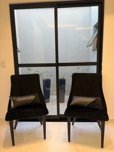 Poltronas preto couro pelo