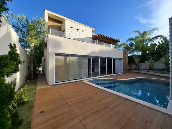 Casa sobrado de 437m² com 03 suítes para locação e venda em condomínio - Alphaville