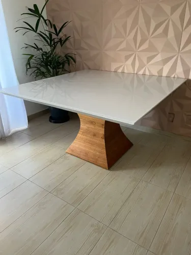 Mesa de Jantar Madeira maciça quadrada 1,40x1,40 tampo em madeira e vidro offwhite