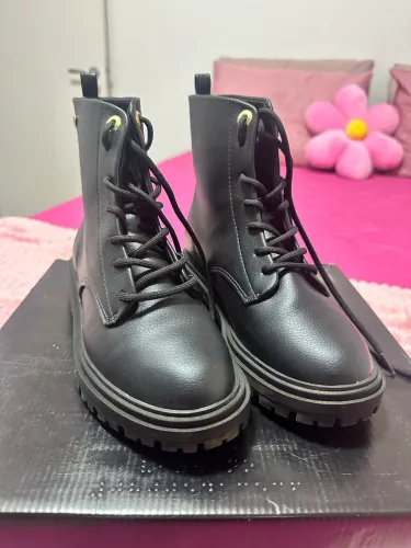 Vende-se  bota coturno 