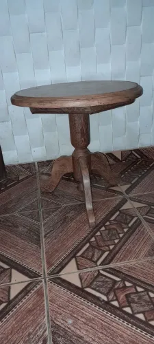 Mesa pequena de madeira