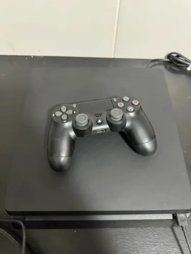 Vendo PS4 Fest ,3 Controle , 5 jogos
