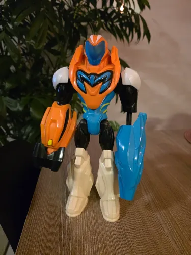Boneco Max Steel Turbo Fogo articulado - usado