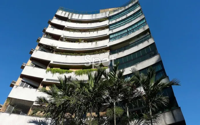Localização espetacular- a passos da praça. Prédio exclusivo- com total privacidade- apart