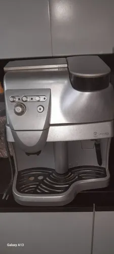 Tenha uma maquina, que moa o grão na hora que fazer seu café. 
