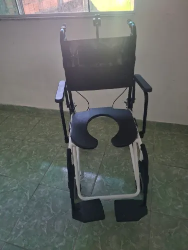 Vendo cadeira de roda semi nova