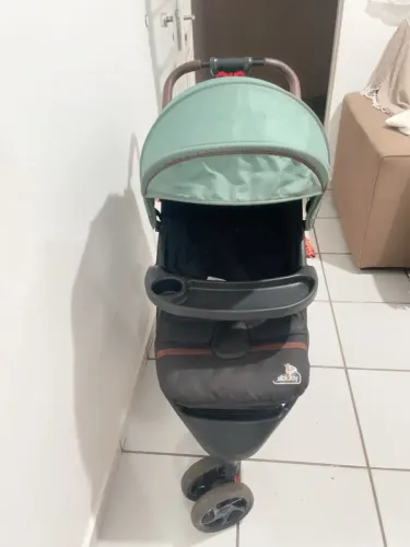 Vendo carrinho bebê semi novo 300,00